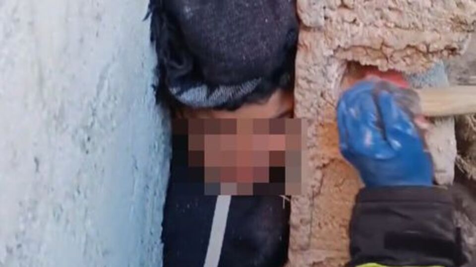 Oyun oynayan çocuk duvara arasında sıkıştı