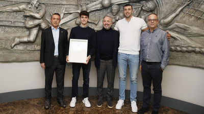 Milli yüzücülerden Ali Koç'a ziyaret