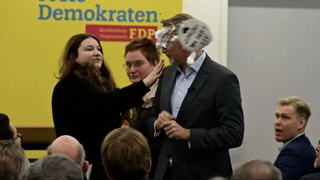 Alman politikacıya "sabun pastalı" protesto