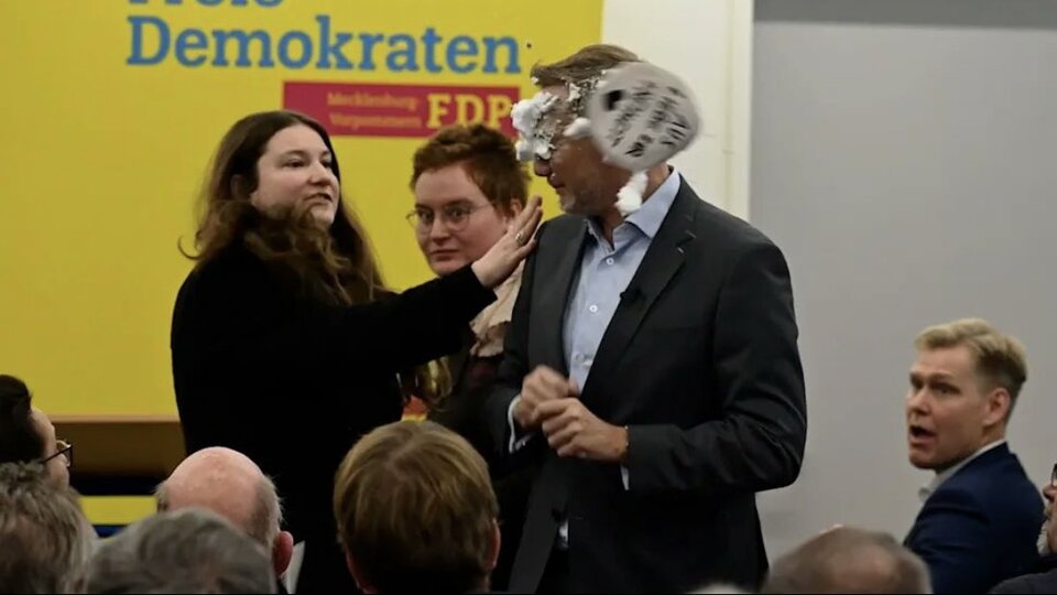 Alman politikacıya "sabun pastalı" protesto