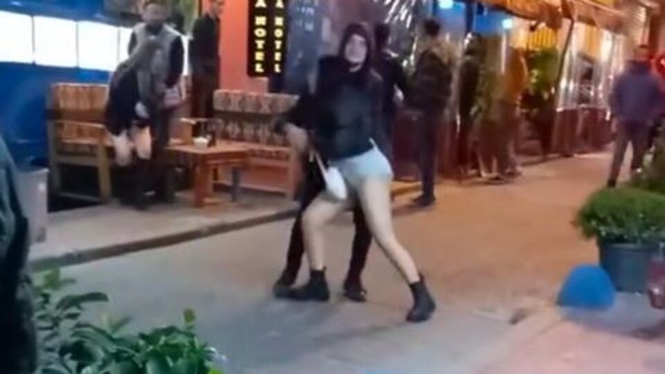 Taksim'de kadınların laf atma kavgası!