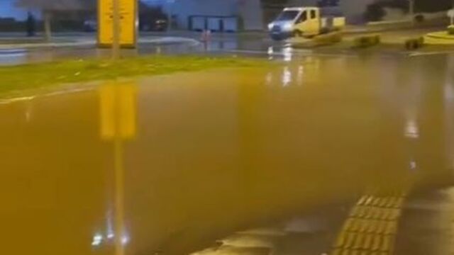 Başakşehir'de su borusu patladı