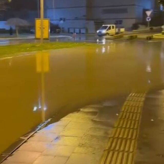 Başakşehir'de su borusu patladı