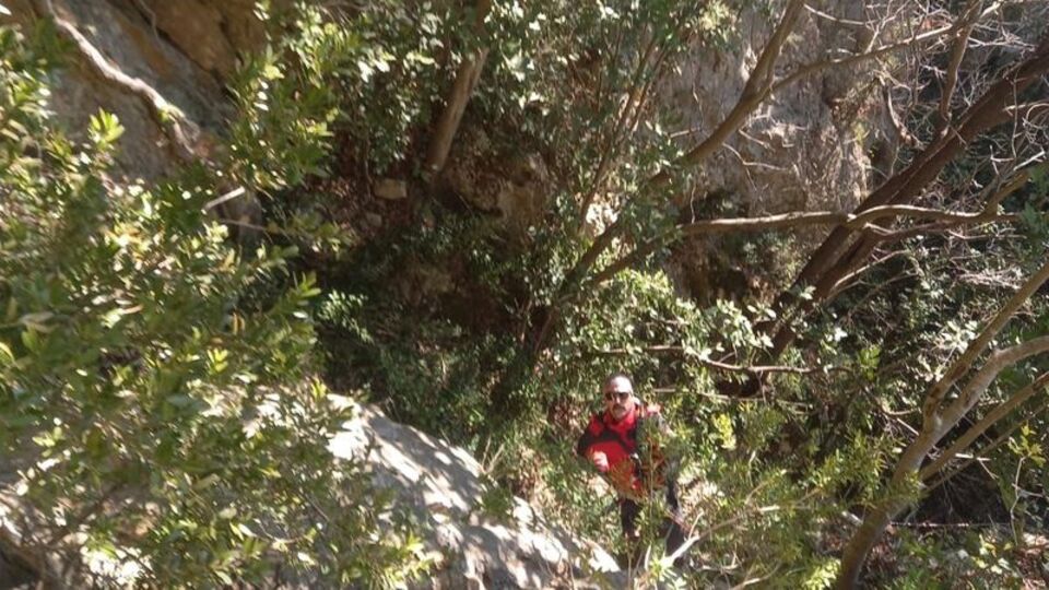 Kayalıklardan düşen kişi hayatını kaybetti