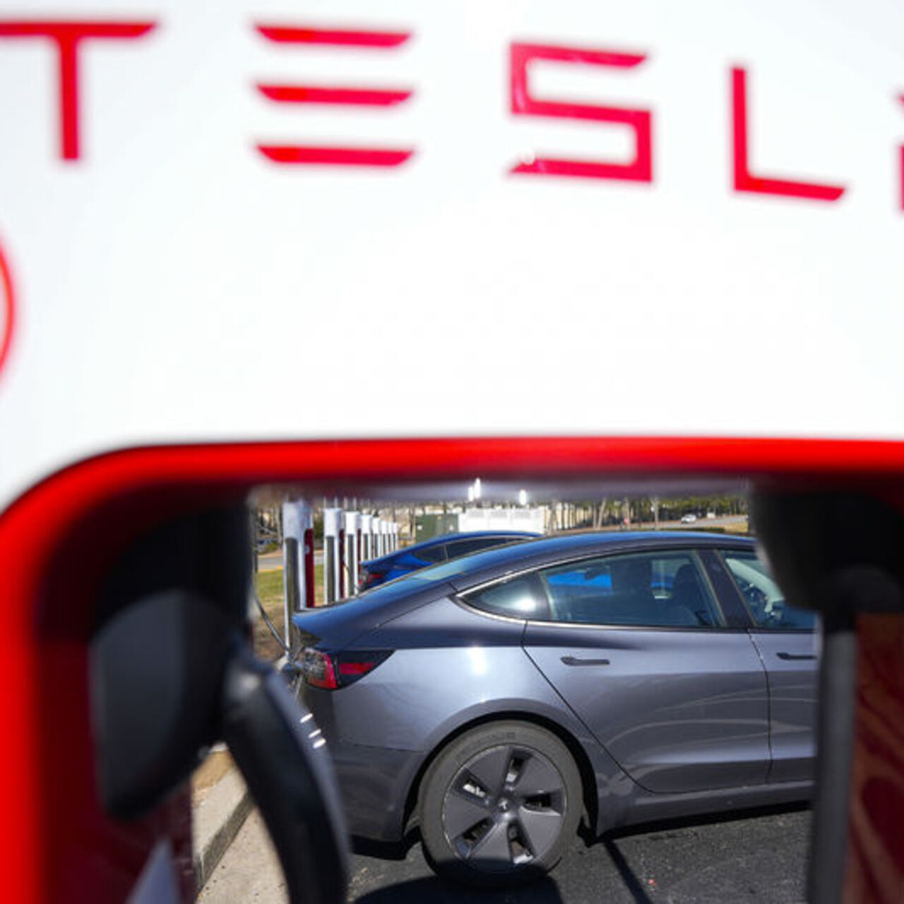 Tesla, binlerce aracını geri çağırdı