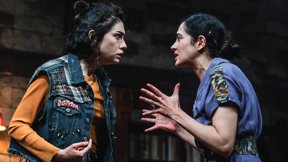 Üç farklı sahnede 'Timsah Ateşi'