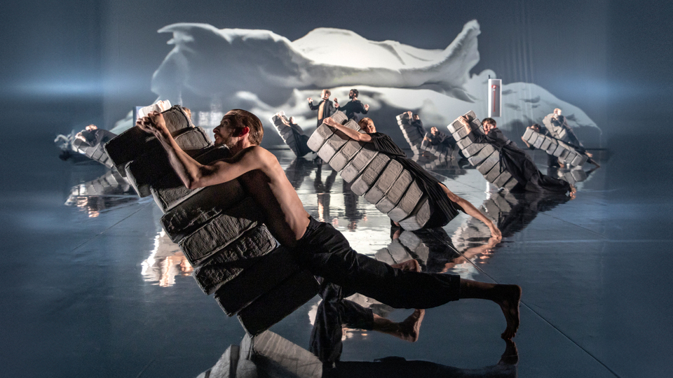 'Hammer' dansın sınırlarını zorluyor