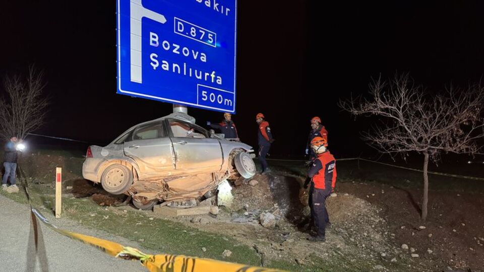 Otomobil direğe çarptı: 1 ölü