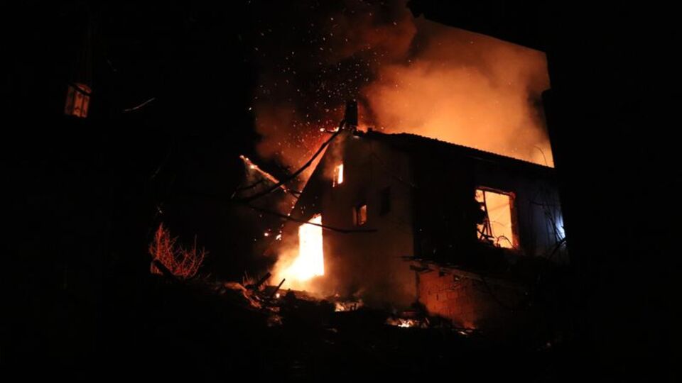 Yangında 3 ev ve 1 ahır zarar gördü