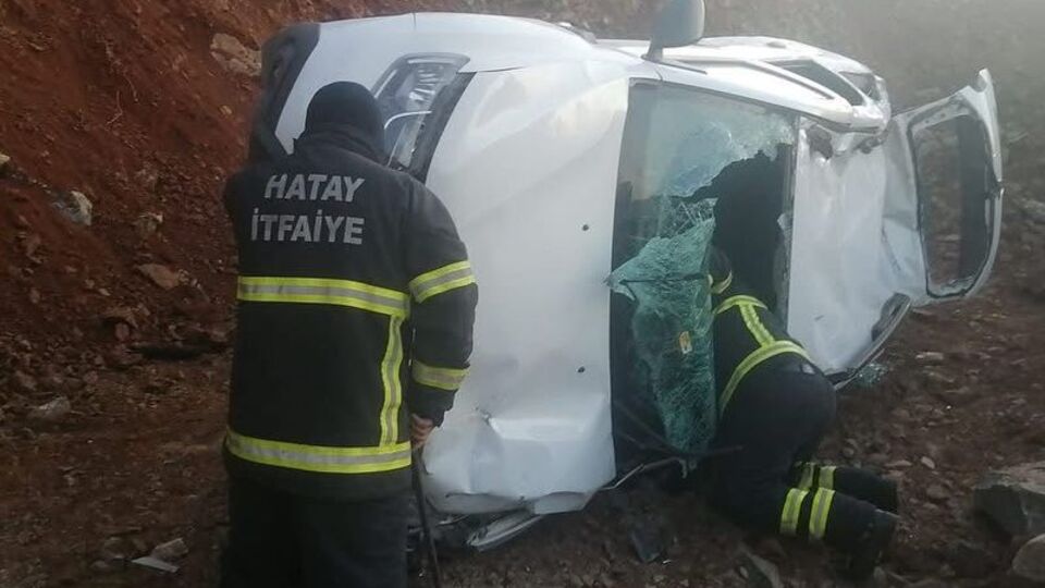 Hatay'da otomobil uçuruma yuvarlandı