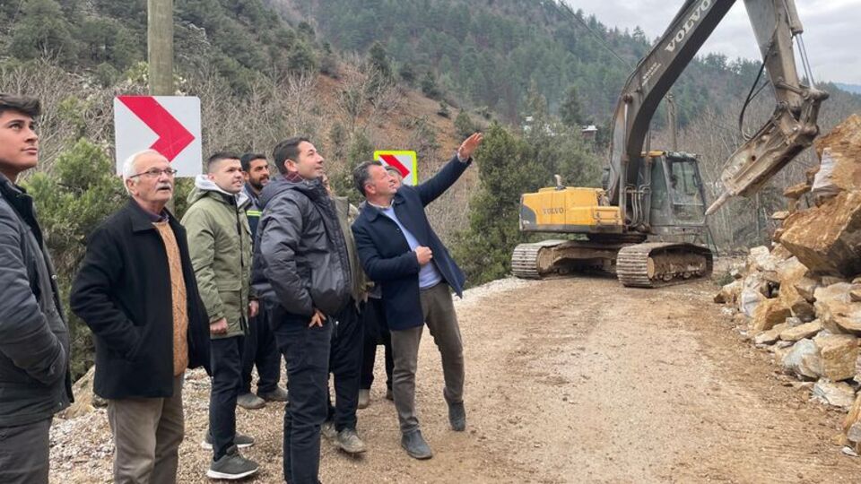 Dağ köyünde ilk kez yol çalışması yapıldı