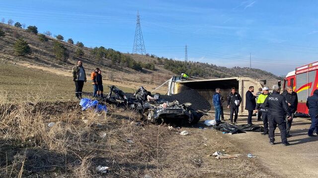 Üzerine zift dökülen araçtaki 3 kişi hayatını kaybetti!