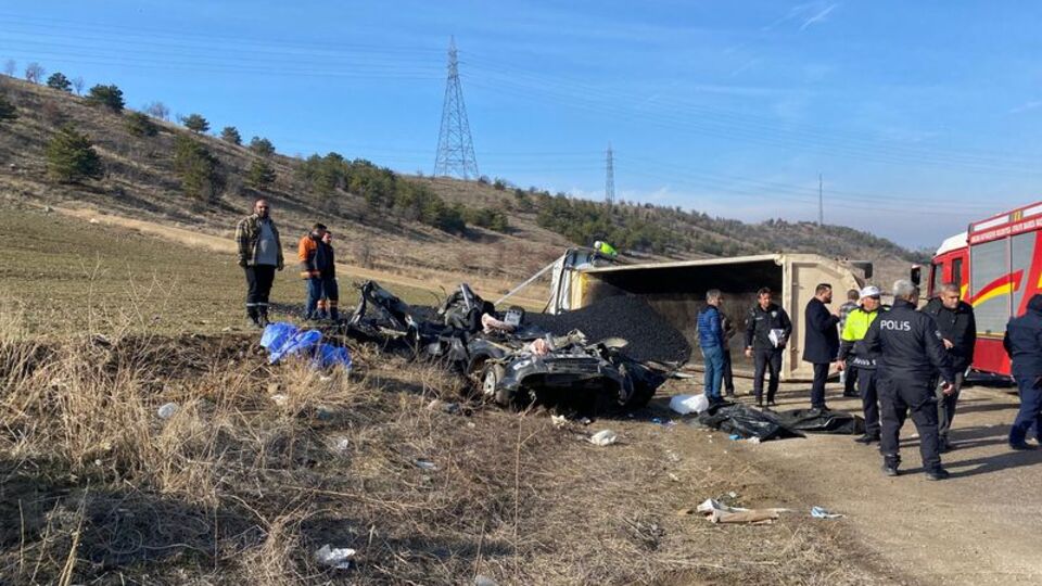 Üzerine zift dökülen araçtaki 3 kişi hayatını kaybetti!