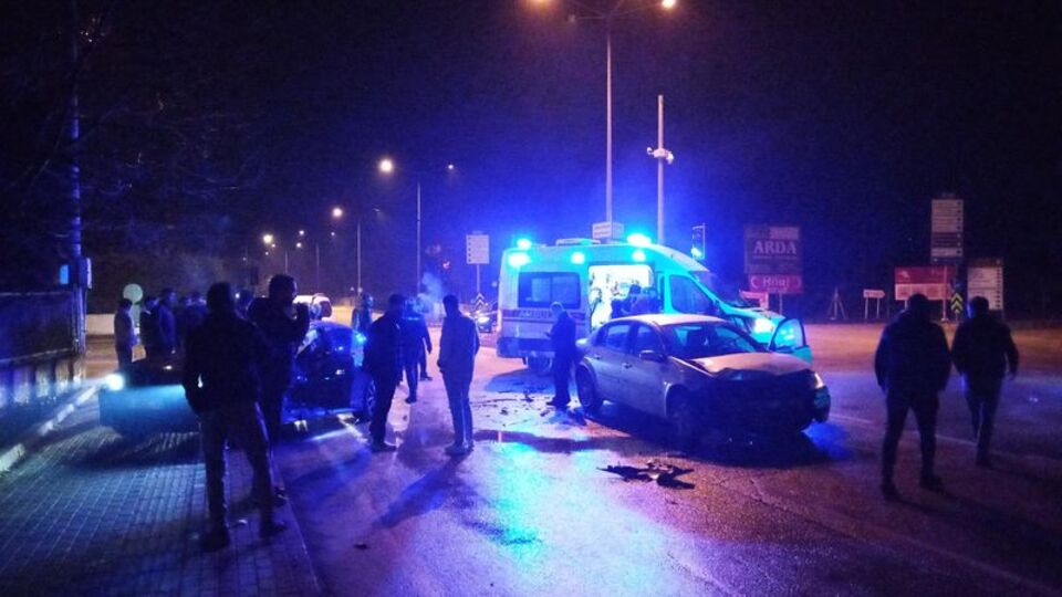 Ambulansa yol vermek isterken çarpıştılar: 4 yaralı