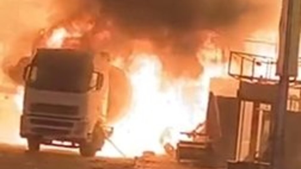 Yemen'de akaryakıt istasyonunda patlama: 8 ölü