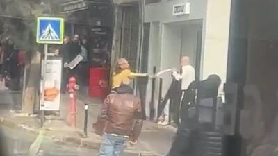 Kılıçlı saldırıya sandalyeli kalkan!