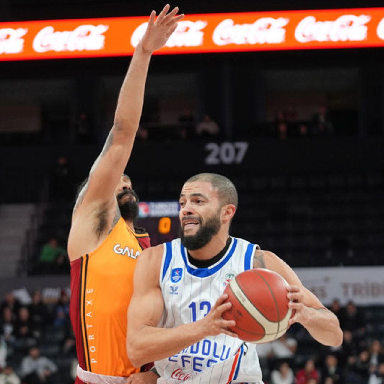 Derbide kazanan Anadolu Efes!