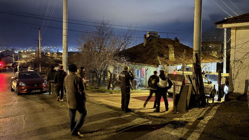 İki kişiyi vurup kendini kilitledi