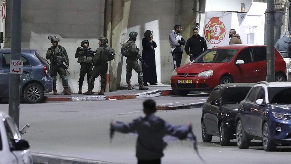 İsrail, Batı Şeria'da yaklaşık 70 Filistinliyi gözaltına aldı