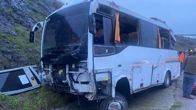 Servis devrildi! 25 yaralı var