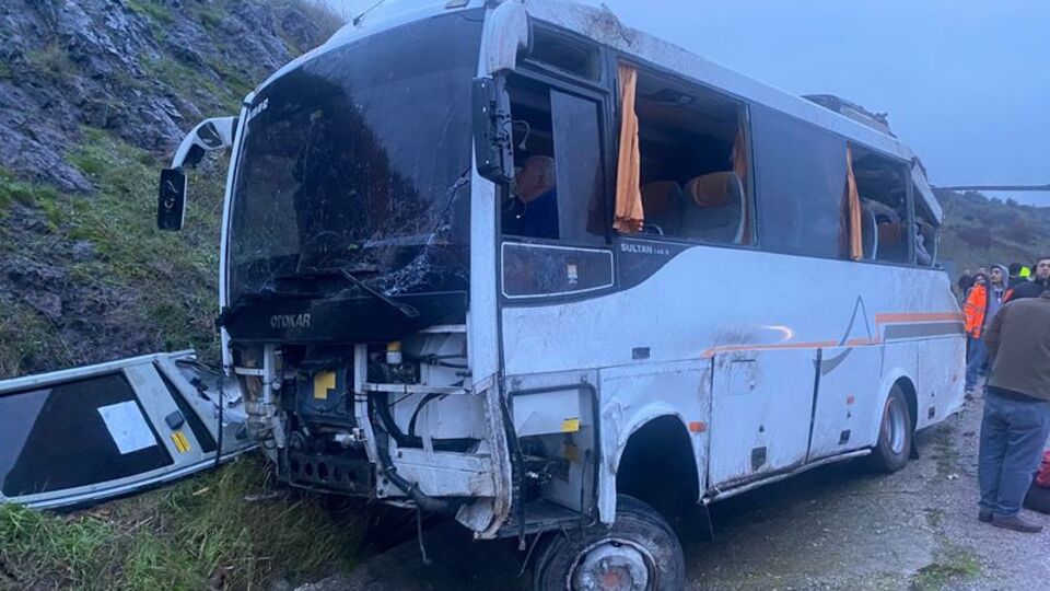 Servis devrildi! 25 yaralı var