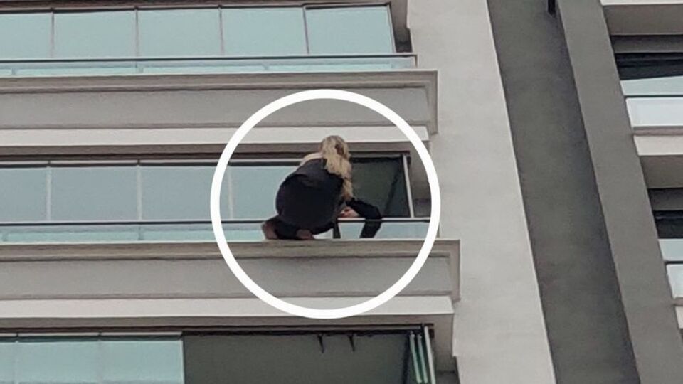 Bunalımdaki kadın avukat 12. katta yürekleri ağza getirdi!