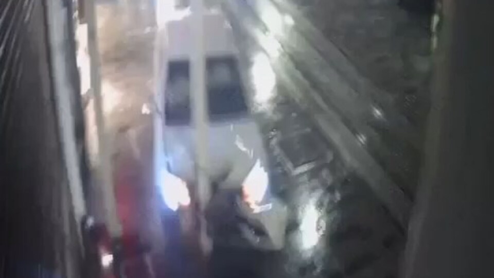 İstiklal Caddesi'nde direğe çarptı!