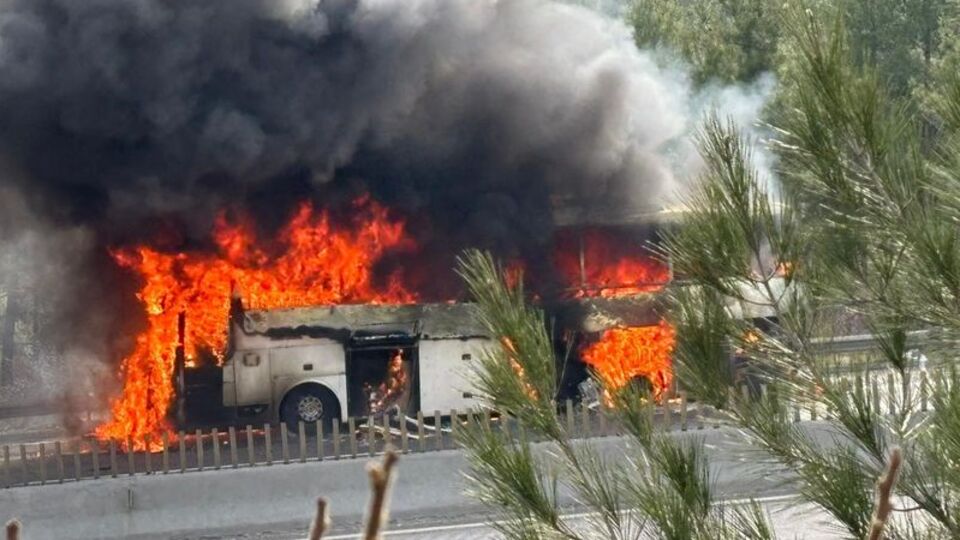 Yolcu otobüsü seyir halindeyken yandı!