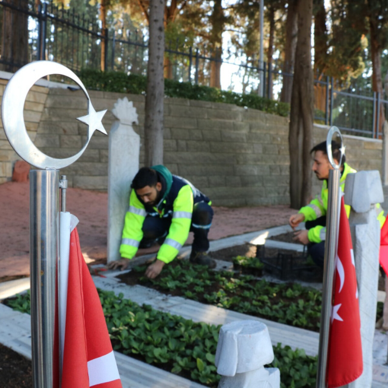 Şehitlerin mezarları çiçeklerle donatıldı