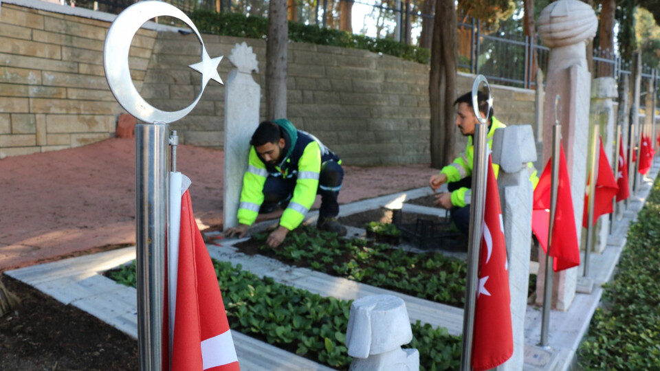 Şehitlerin mezarları çiçeklerle donatıldı