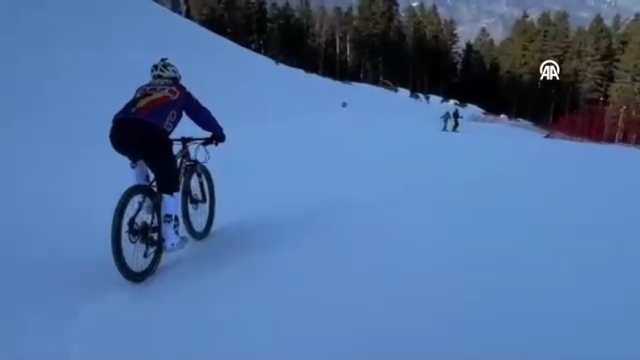 Bisiklet farkındalığı için karda pedal çevirdiler!
