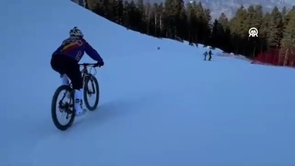 Bisiklet farkındalığı için karda pedal çevirdiler!