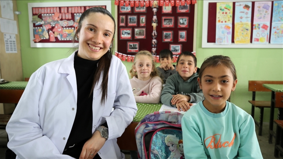 Köy okulunun tek öğretmeni sobayla ısıttığı sınıfta 8 öğrencisine eğitim veriyor