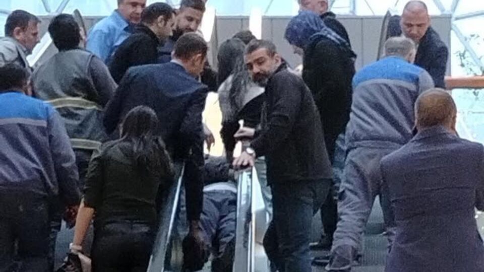 Bir işçi AVM'nin tavanından düştü