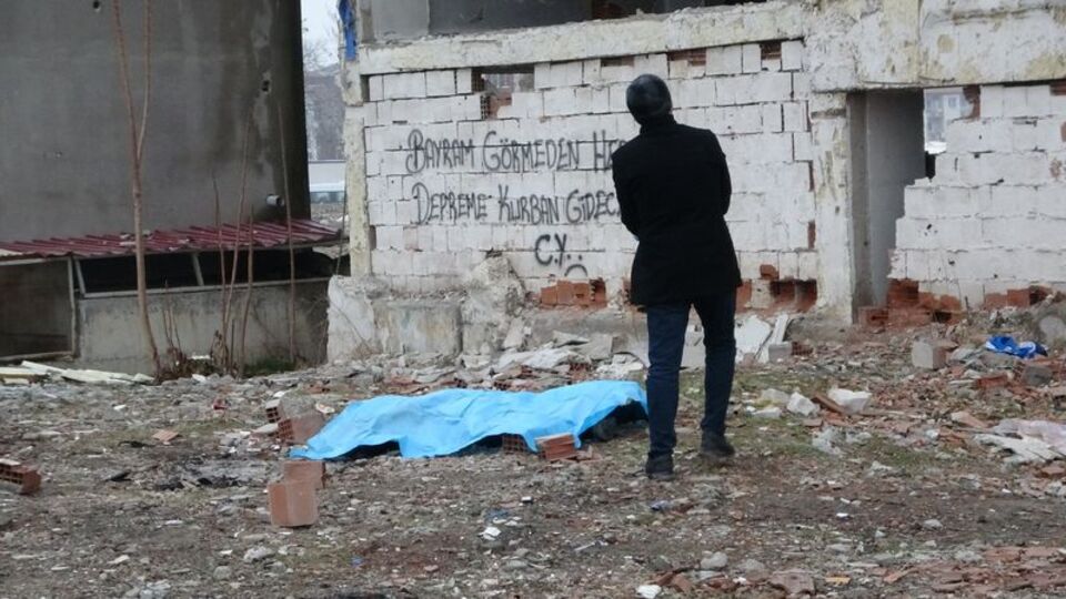 Cerrahi maskeli erkek cansız bedeni bulundu!