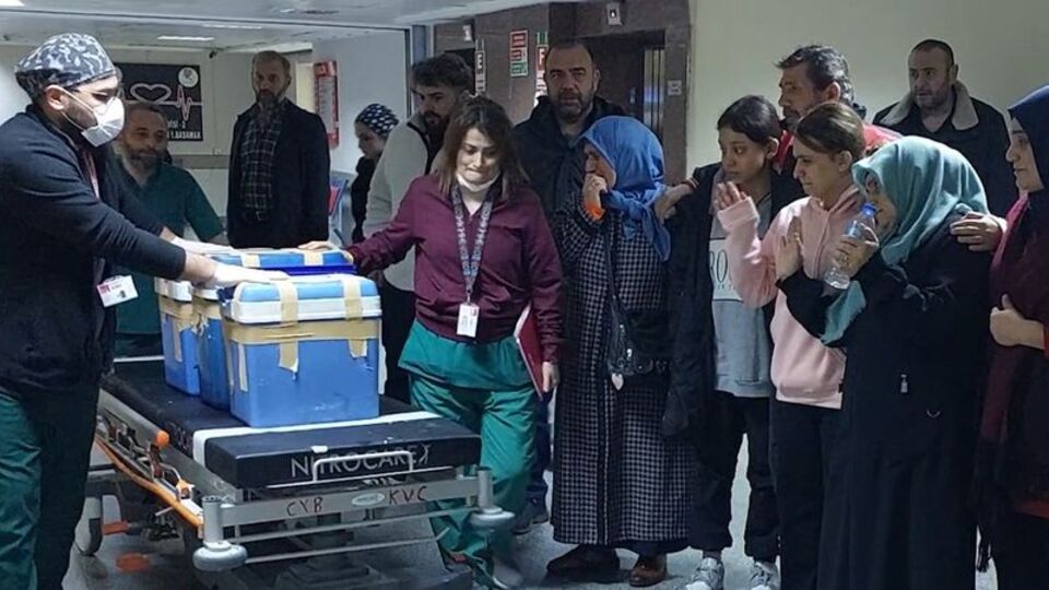 Kızlarının organlarını el sallayarak uğurladılar