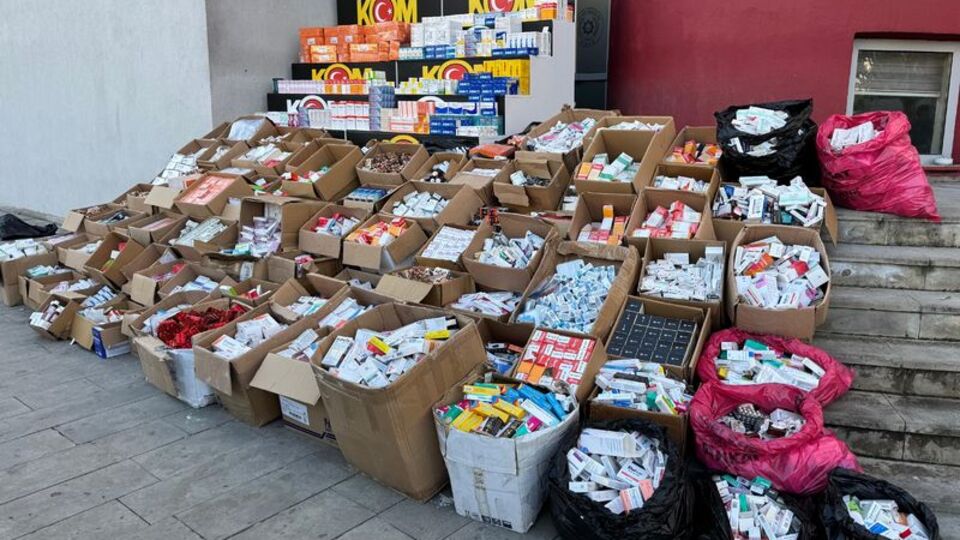 Tam 145 bin 520 kutu ilaç! Baba ile oğlu birbirini suçladı!