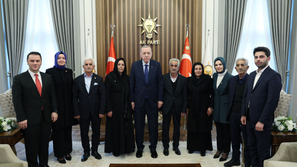 İkiyaka'da katledilenlerin ailelerini kabul etti