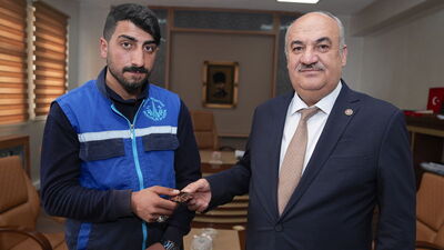 Çöpte bulduğu 30 bin doları sahibine verdi