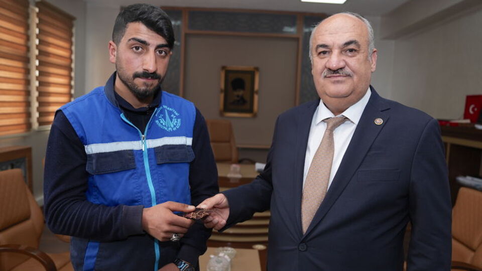 Çöpte bulduğu 30 bin doları sahibine verdi