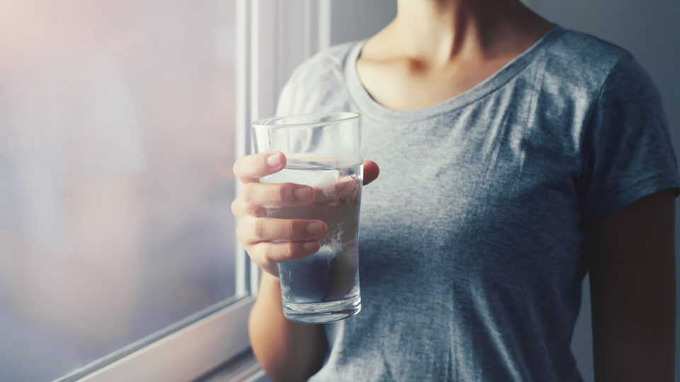 Efsane mi, doğru mu? Ayakta su içmek zararlı mı?