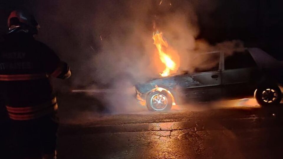 Seyir halindeki otomobil alev aldı