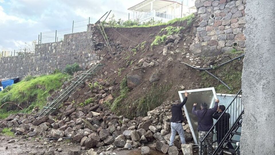 Bodrum'da istinat duvarı çöktü