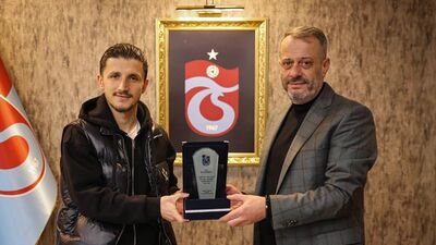 Enis Bardhi'ye teşekkür plaketi