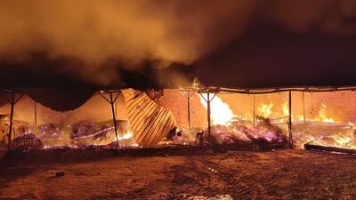 Otomobilde başlayan yangın eve sıçradı