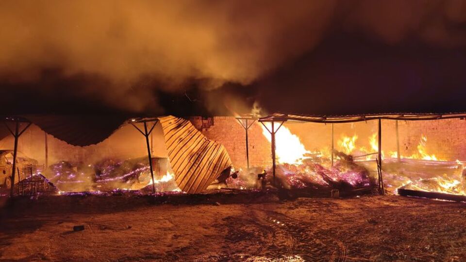 Otomobilde başlayan yangın eve sıçradı
