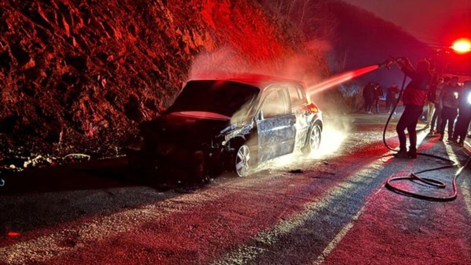 Seyir halindeki otomobil alev aldı