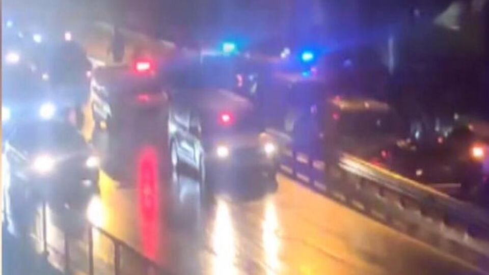 Çakarlı otomobil polis araçlarına çarptı