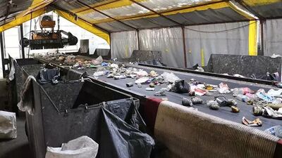 Çöpleri ayrıştıran bant üzerinde yeni doğmuş bebek!