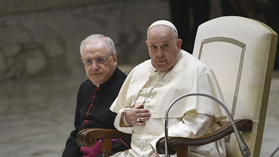 Papa Francis'in düşme sonucu kolunu incittiği duyuruldu